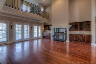Huge great room with great natural lighting, beaut