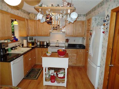 Kitchen. Newly Remodeled Kitchen, Granite Countert