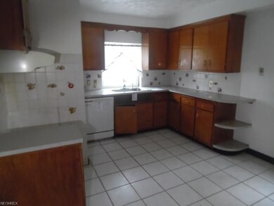 890 Helmsdale Rd, Cleveland, OH 44112 - photo 7