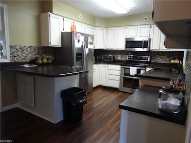 Glass backsplash, newer counter tops