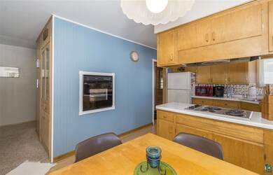 Eat-in dining space connected to kitchen, Built-in