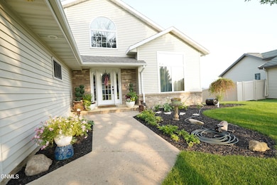 1702 Evergreen Dr NW, Jamestown, ND 58401 - photo 2