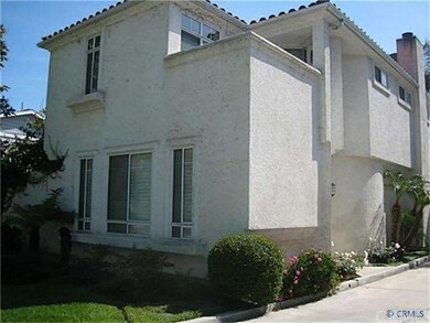 Detached unit in small 7 unit complex