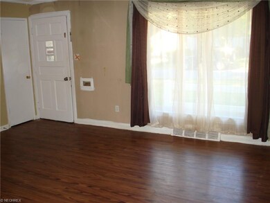 Laminate wood floors adorn the spacious livingroom