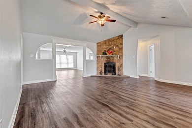 Vaulted ceiling, corner fireplace and perfect floo