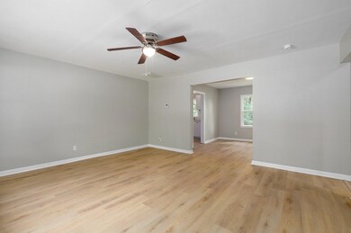 1406 E Locust St-4