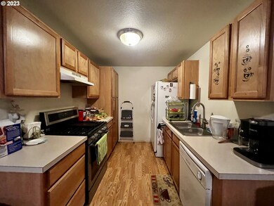 913 SW Nye Ave, Pendleton, OR 97801 - photo 3