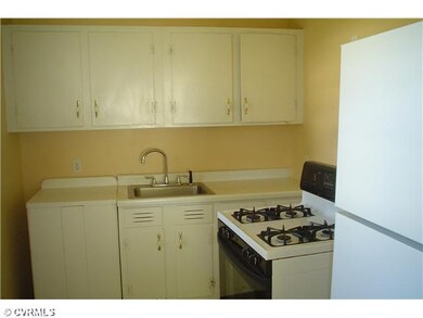 Kitchen - Gas range, refrigerator stay!