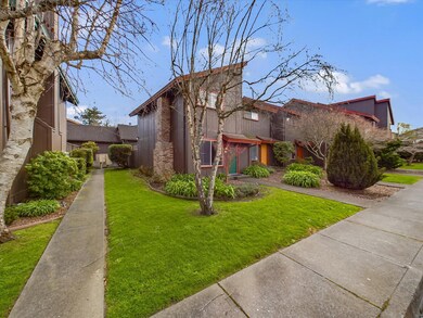 02-932 Hill Street-102