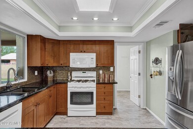 Tiled Backsplash GAS Range Oven