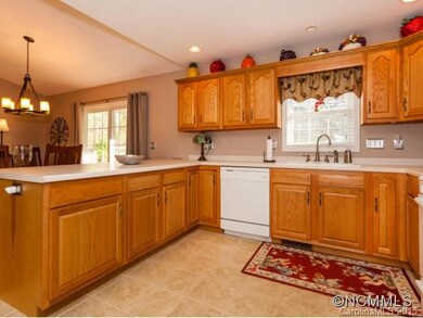 35 Oak Apple Ln, Hendersonville, NC 28792 - photo 6