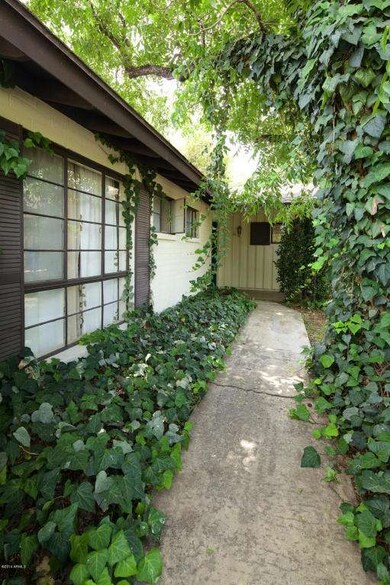 801 Northview entry