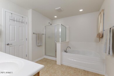 Antonio - Master Shower & Tub