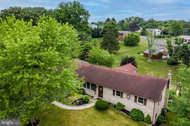 1576 E Strohm Dr, Chambersburg, PA 17202 - photo 4