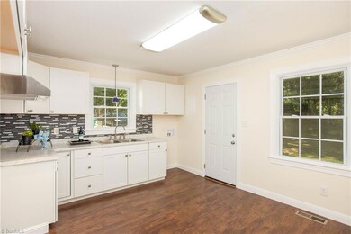 727 Hendrix St, High Point, NC 27260 - photo 5