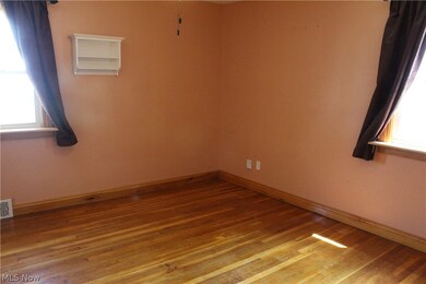 Bedroom room with wood flooring