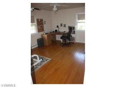 Bedroom - Large bedrooms with nice wood floors & c