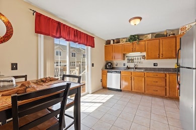 34 Regency Ct unit 34, Chicopee, MA 01020 - photo 3