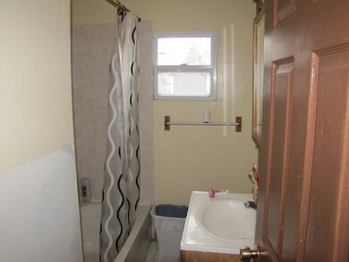 922 W Ridgeland Ave, Waukegan, IL 60085 - photo 5