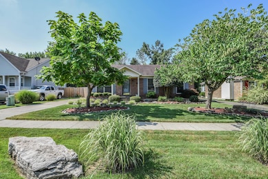 002_Beautifully Manicured Lawn