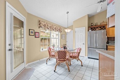 Convenient eat-in kitchen...great for visiting