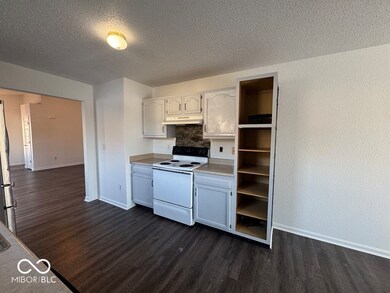 677 Locust Grove Ln, Greenwood, IN 46143 - photo 5