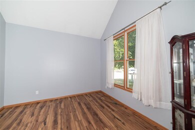 5225 Shawnee Dr, Davenport, IA 52804 - photo 5