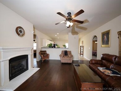 2612 W Fredericksburg St, Broken Arrow, OK 74011 - photo 2