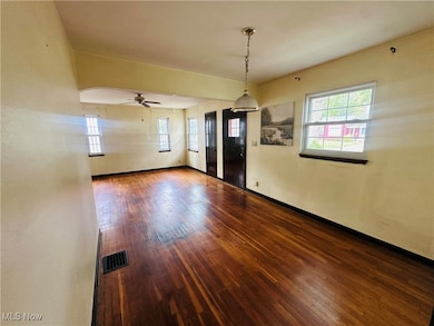 Livingroom with natural light and hardwood floors.