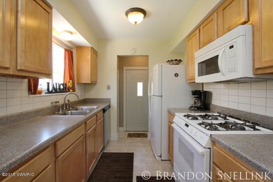 1625 Benjamin Ave NE, Grand Rapids, MI 49505 - photo 3