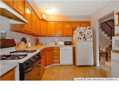 24 Croft Ct unit A, Staten Island, NY 10306 - photo 7