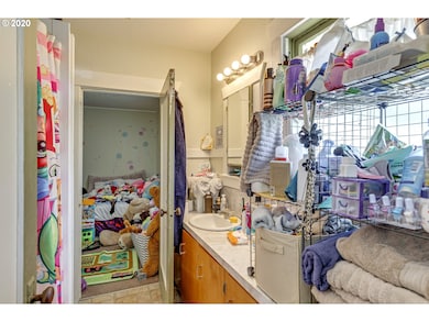 1121 E 9th St, the Dalles, OR 97058 - photo 5