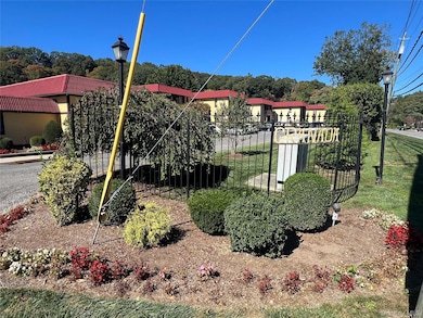 2 Granada Crescent unit 8, White Plains, NY 10603 - photo 2