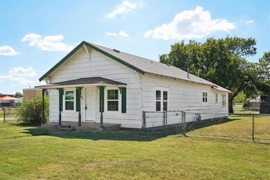 View of front facade featuring a front yard