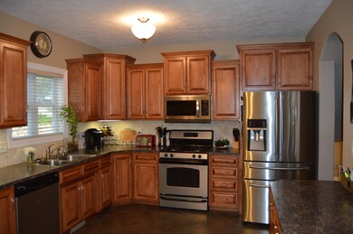 Kitchen, stainless appliances