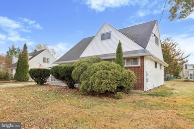 702 Cedar St, Riverton, NJ 08077 - photo 2