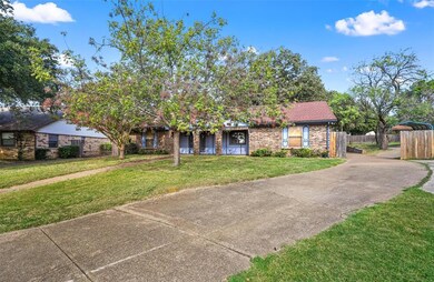 204 Stratford Ct, Hurst, TX 76054 - photo 3