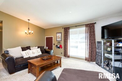 2633 W 55th St, Davenport, IA 52806 - photo 3