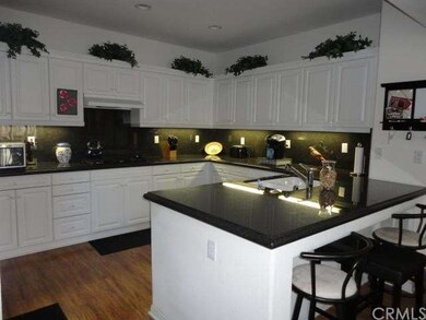 Large Upgraded Kitchen Wtih Granite Countertops