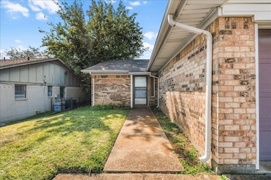 6817 W Cleburne Rd, Fort Worth, TX 76133 - photo 3
