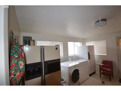 611 W 8th St, the Dalles, OR 97058 - photo 4