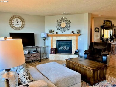 906 SW 7th St, Newport, OR 97365 - photo 3