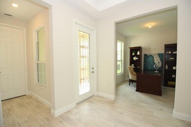 41021890-004-Foyer