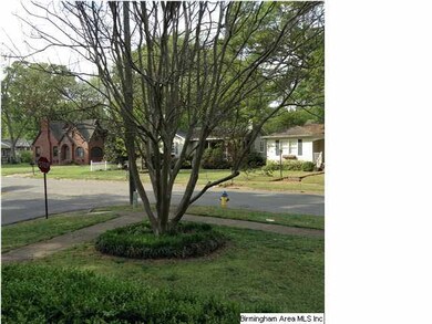 Quiet neighborhood close to shopping, dining and s