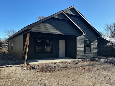 707 N Sycamore St, Ottawa, KS 66067 - photo 2