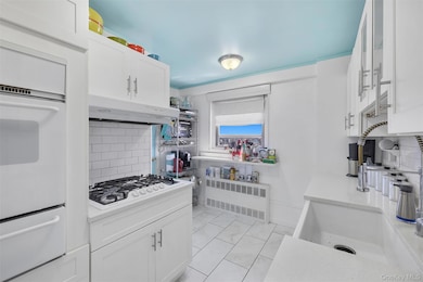 Executive Towers unit 12V, Bronx, NY 10451 - photo 2