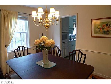 Dining Room - Nicely sized for gatherings.