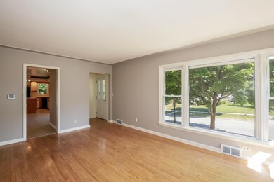 004-Living_Room-2929931-large