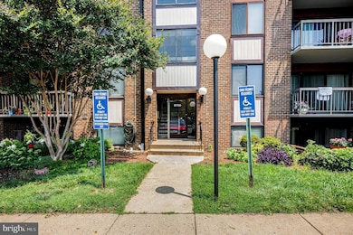 9720 Kingsbridge Dr unit 302, Fairfax, VA 22031 - photo 2