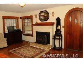 l/r front door & fireplace